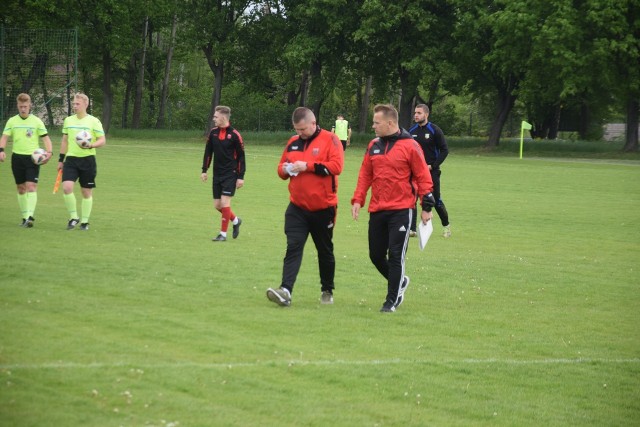 Podopieczni trenera Łukasza Wiśnika (z prawej) piłkarze Oskara wygrali 4:0 z Zamłyniem Radom.