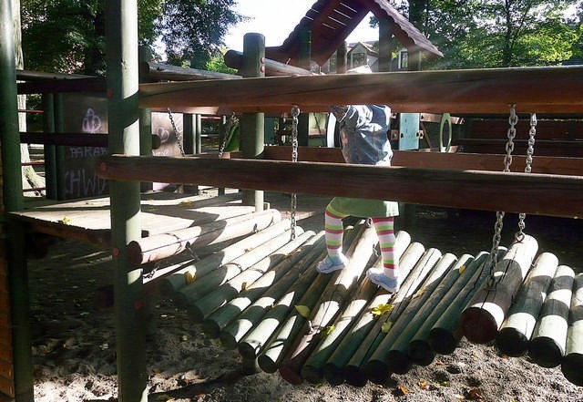 W drewnianej barce na placu w parku Chrobrego zerwał się jeden z łańcuchów, na którym wisi drewniana kładka. Dziecko mogło przez to spaść na ziemię.