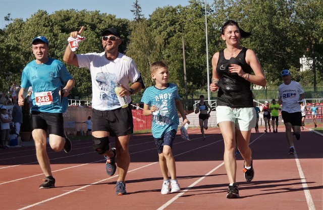 Migawki z mety Blue Run - Niebieskiego Biegu w ramach Grand Prix Inowrocławia edycji 2019 Four Colours Run i Grand Prix Województwa Kujawsko-Pomorskiego w biegach.