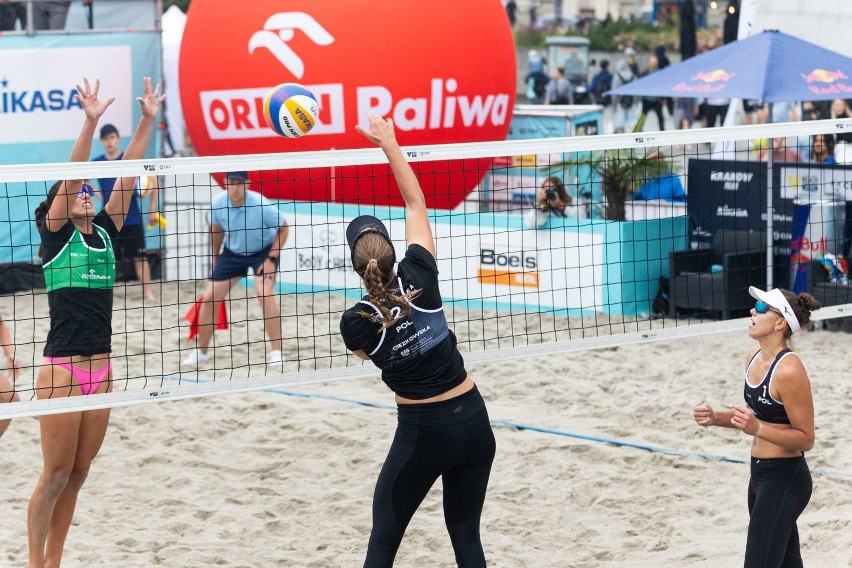 Małgorzata Ciężkowska i Urszula Łunio na podium turnieju siatkówki plażowej VW Beach Pro Tour Futures w Krakowie
