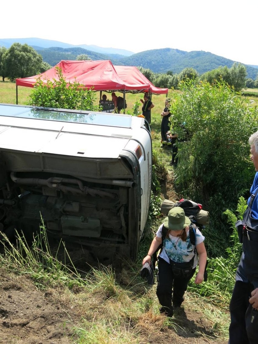 Autobus przewożący 57 pasażerów wypadł z drogi i przewrócił się. 12 osób rannych (ZDJĘCIA)