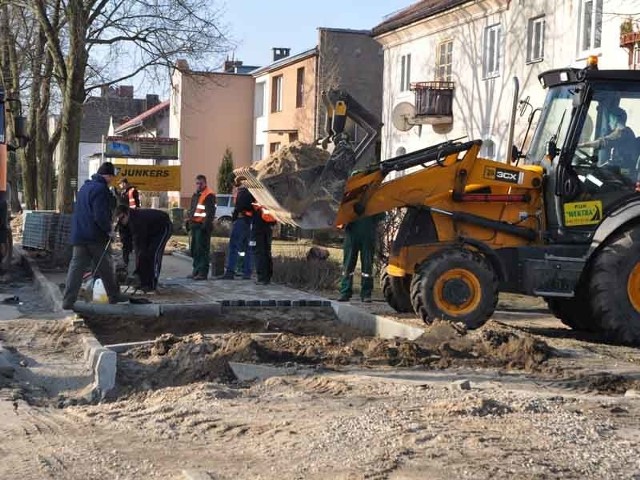 Prace przy układaniu nowych chodników przy ulicy Szczecińskiej w rejonie basenu. 