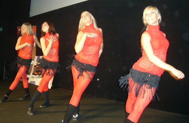 Przed pokazem "filmu&#8221; Fame&#8221; wystąpili tancerze Fabryki Tańca "Idol&#8221;