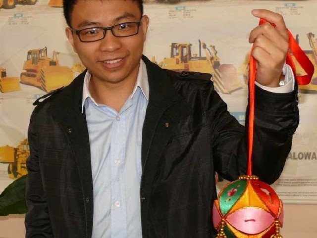 Yang Enping czyli Janek prezentuje ozdobę, jaką w Chinach wręcza się z okazji Nowego Roku.