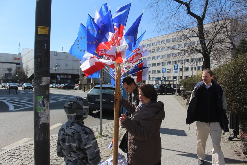 Działacze i sympatycy KOD manifestują w Katowicach na placu...