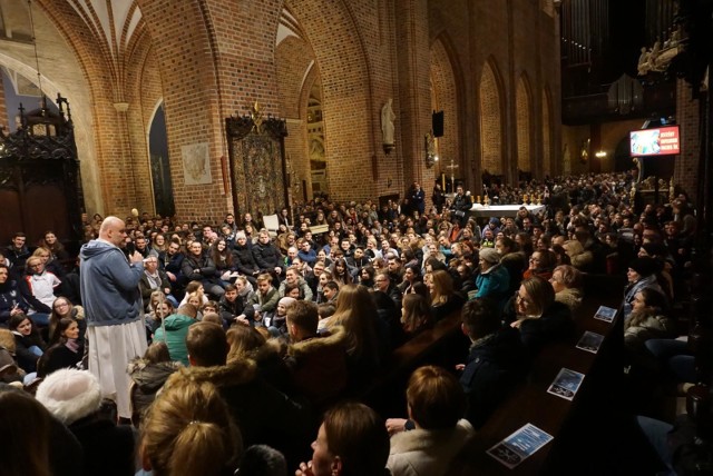 Wiadomo, że na terenie archidiecezji poznańskiej do 5 kwietnia nie będą organizowane rekolekcje szkolne, a przez najbliższe dwa tygodnie nie będą się też odbywać bierzmowania.