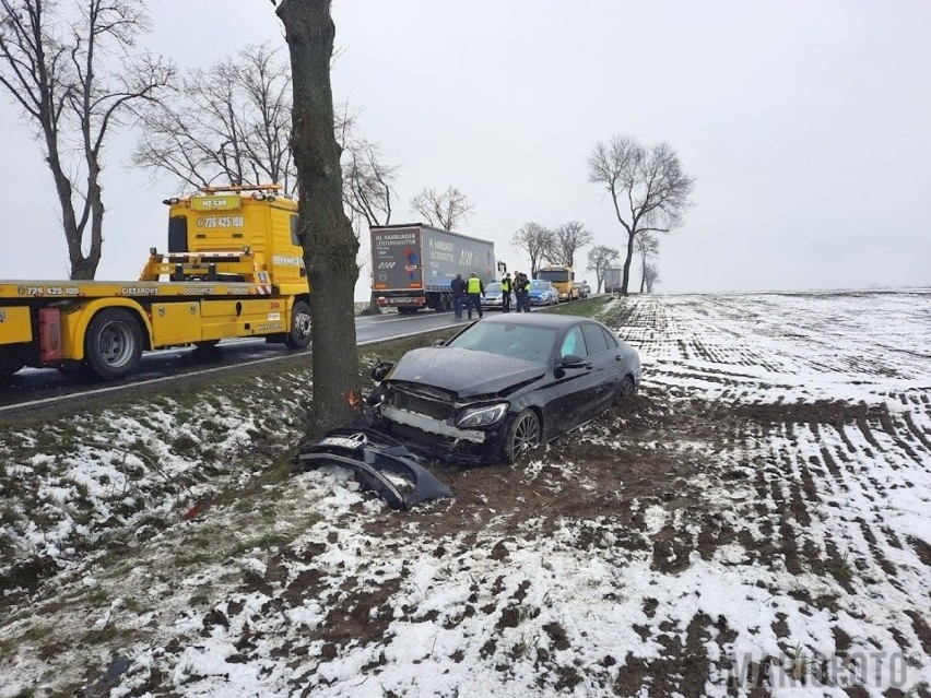 Zderzenie skody i mercedesa w Kuniowie.