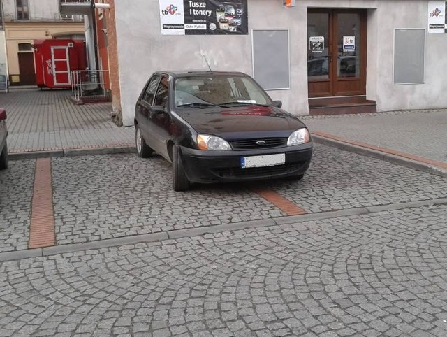 Autodrań zaparkował nieprawidłowo przy ulicy Kilińskiego w Świebodzinie
