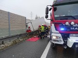 Poważny wypadek na autostradzie A4 pod Krakowem. Bus uderzył w ekrany akustyczne