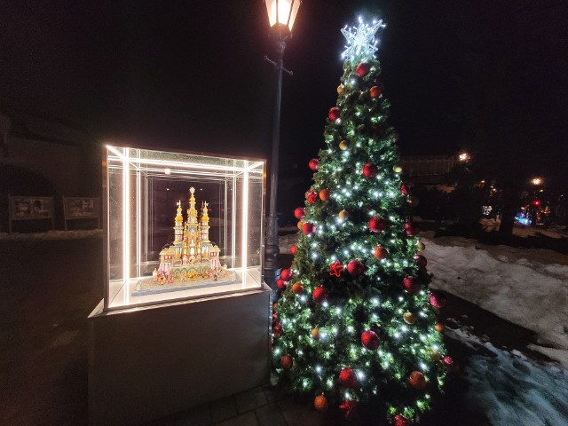 Wyjątkowa prezentacja w Wieliczce. Na Trakcie Solnym pokazano dzieło Zbigniewa Grzecha, wielokrotnego laureata Konkursu Szopek Krakowskich, uhonorowanego odznaczeniem "Zasłużony dla Kultury Polskiej"