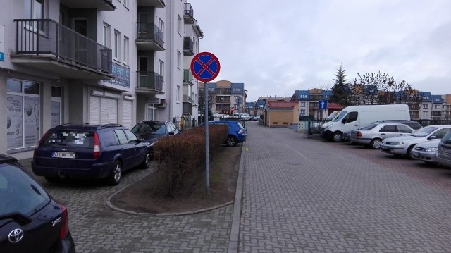 Według Internauty takie parkowanie przy Krętej powtarza się od kilku miesięcy