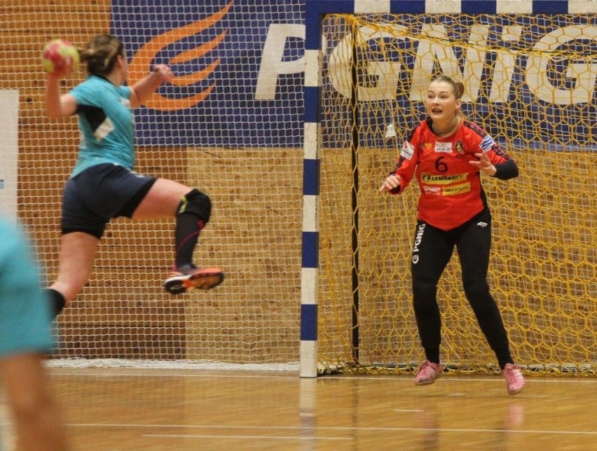 Wysoka wygrana piłkarek ręcznych Korony Handball Kielce. Bramkarka Kościerzyny trzy razy znokautowana [ZDJĘCIA, VIDEO]