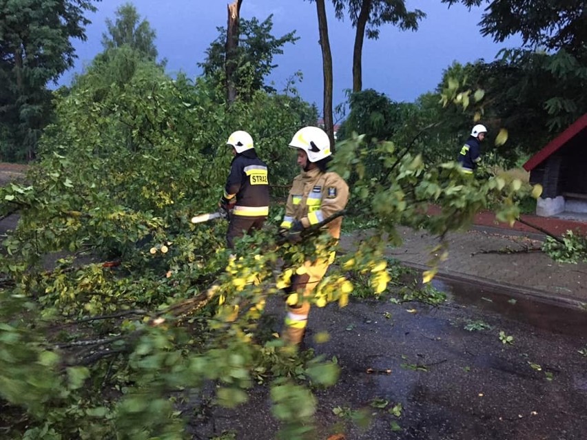 W gminie Bałtów po nocnej burzy interweniowali strażacy. Wiatr zerwał dach (ZDJĘCIA)