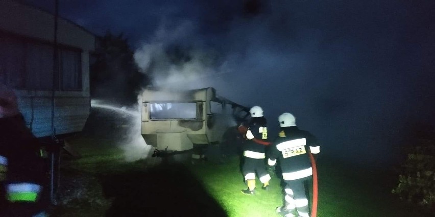 Jezioro Czorsztyńskie. Spłonęła przyczepa kempingowa zaparkowana w Mizernej. Na szczęście nikomu nic się nie stało 