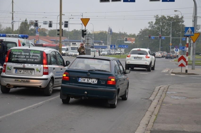 Wrocław: Auto zablokowało skrzyżowanie. Inni trąbili, a kierowca miał zawał (ZDJĘCIA)