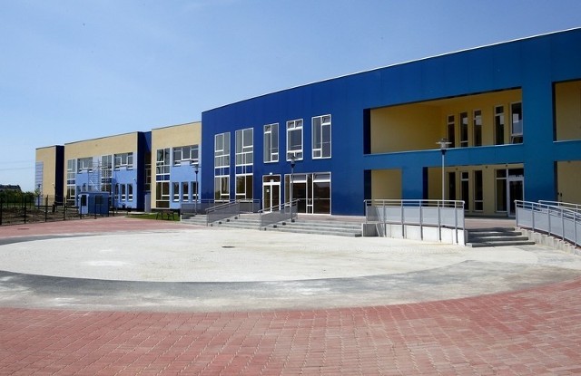 Powierzchnia użytkowa nowej szkoły to blisko 6 tys. metrów kwadratowych. Budowa całego kompleksu - szkoły z przedszkolem - to koszt ponad 22 mln zł.