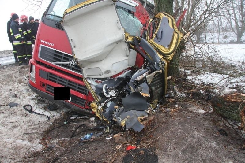 Groźny wypadek. Ciężarówka zepchnęła matiza z drogi i wgniotła go w drzewo (zdjęcia)