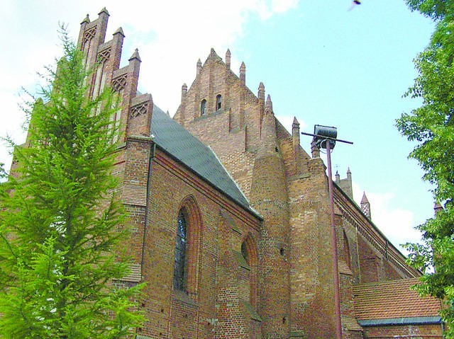 Centrum duchowym miasta jest trójnawowy gotycki kościół św....