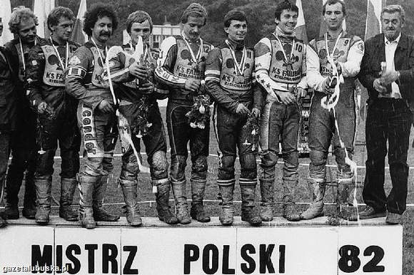 Kierownik drużyny Ludwik Jaskulski (pierwszy z prawej) świętuje z zawodnikami Falubazu mistrzostwo Polski w sezonie 1982.