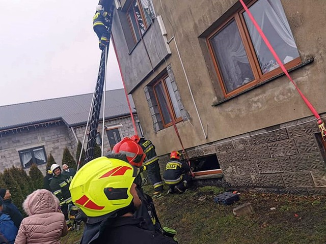 Bażanowice ul. Długa - zabezpieczenie uszkodzonego dachu na domu jednorodzinnym.
