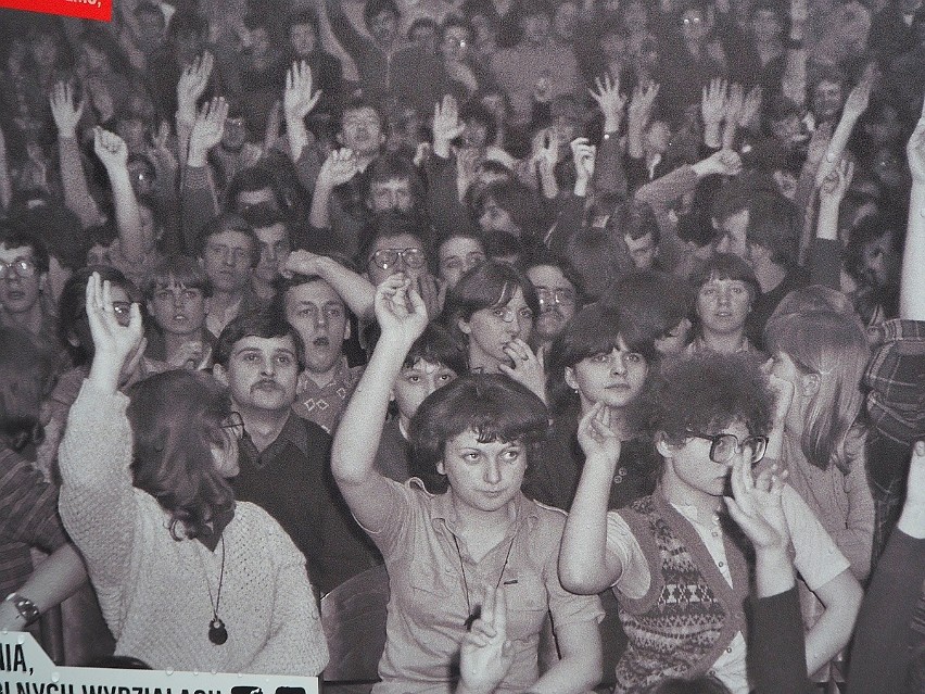 By przestała być sloganem demokracja - wystawa o strajku studentów w 1981 roku. Zdjęcia na ulicy Piotrkowskiej