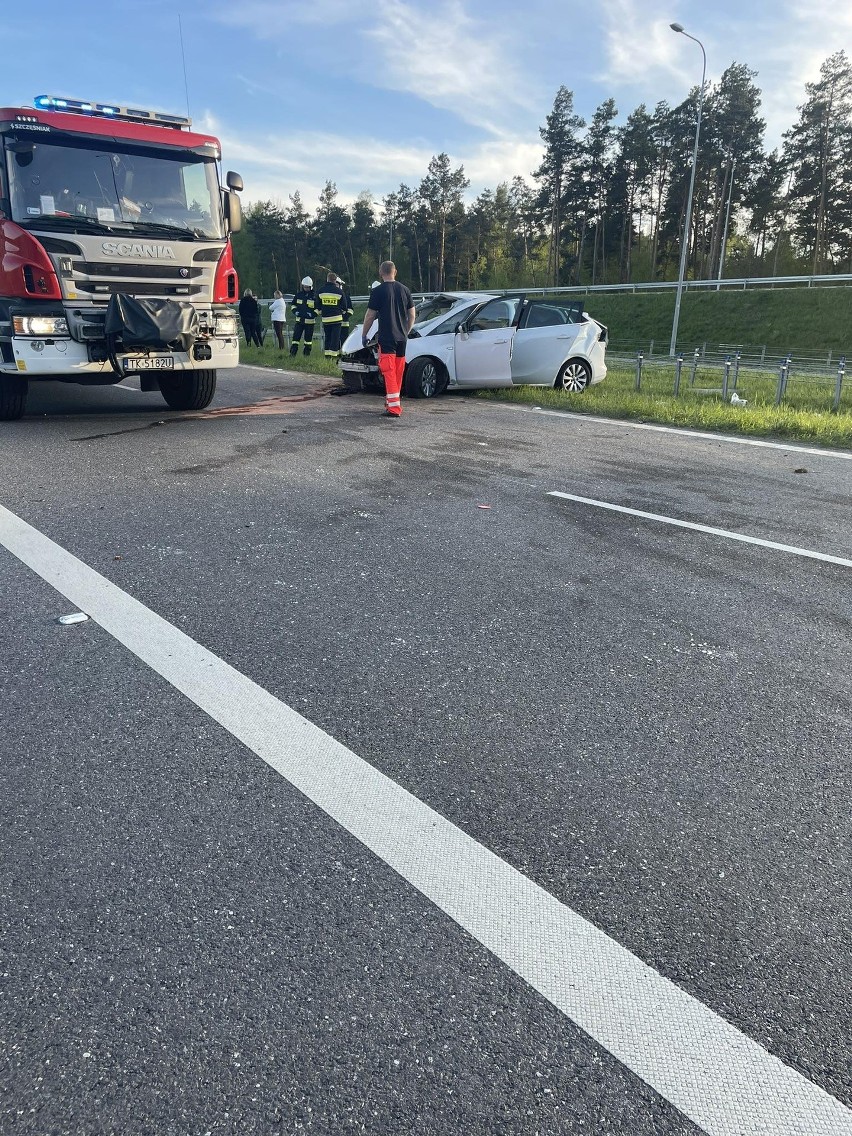 Groźny wypadek na drodze ekspresowej S7 w Brzegach. Zderzyły się dwa samochody, trzy osoby trafiły do szpitala. Zobacz zdjęcia