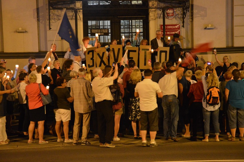 Tarnowianie tłumnie i głośno protestowali przed sądem