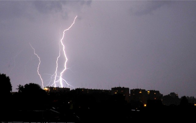 03.07.2012 krakow .olsza ii , burza nad krakowem , wyladowanie atmosferyczne , piorun , pioruny , blyskawica , .fot. wojciech matusik / polskapresse gazeta krakowska