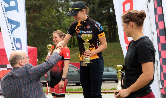 Dziś (niedziela) wystartował trzeci sezon Północnej Ligi wyścigów rowerowych MTB po przełajowych trasach Pomorza. Pierwszy wyścig odbył się w Grudziądzu na trasie rowerowej Singletrack Wisła oraz w Lesie Świętopełka na osiedlach Strzemięcin i Rządz.Rowerzyści ścigali się w dwóch wyścigach. Na trasie ok. 15 kilometrów w klasie kobiet, młodzików, juniorów oraz na trasie długości 25 km w czterech grupach wiekowych mężczyzn.W zawodach udział wzięło 150 zawodników. W związku z epidemią, niestety, zawody odbyły się bez udziału publiczności.