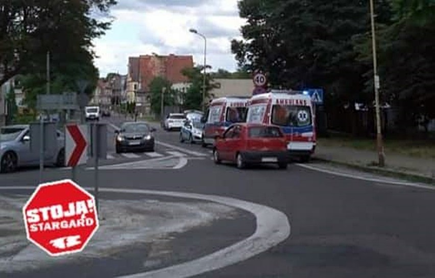 Potrącenie w Stargardzie. Auto zjeżdżało z ronda, dziewczyny przechodziły przez jezdnię 