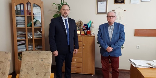 Od lewej: Grzegorz Lasak, dyrektor szpitala w Busku-Zdroju oraz Krzysztof Bielecki, profesor, doktor nauk medycznych, znany polski chirurg.