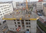 Qubus Hotel przy ul. Moniuszki w Katowicach rośnie w oczach. Zobaczcie zdjęcia z placu budowy i wizualizacje