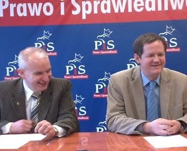 Radni PiS Robert Paluch (od lewej) i Zbigniew Kościk zarzucili marszałkowi, że w Urzędzie Marszałkowskim naruszane są prawa pracownicze