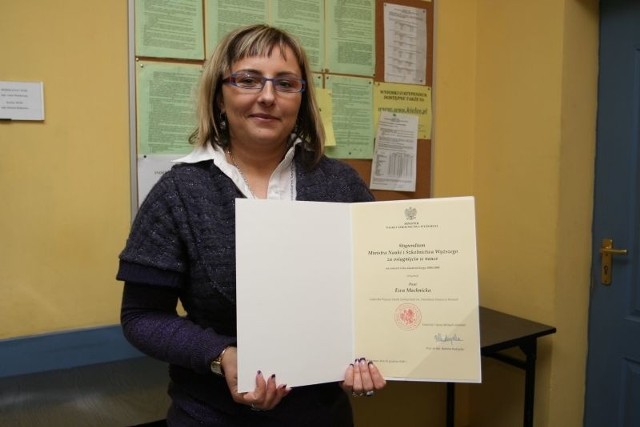 Ewa Machnicka odbiera dyplom z rąk Danuty Kossak, dziekana Wydziału Nauk o Zdrowiu i Środowisku Wyższej Szkoły Umiejętności w Kielcach.