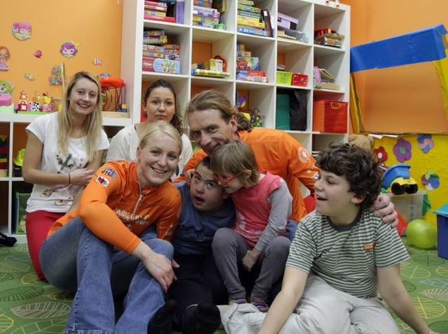 Biegacze: Anna Arseniuk, Witold Orcholski (pomarańczowe koszulki) oraz dzieci i opiekunowie z Dorotkowa.