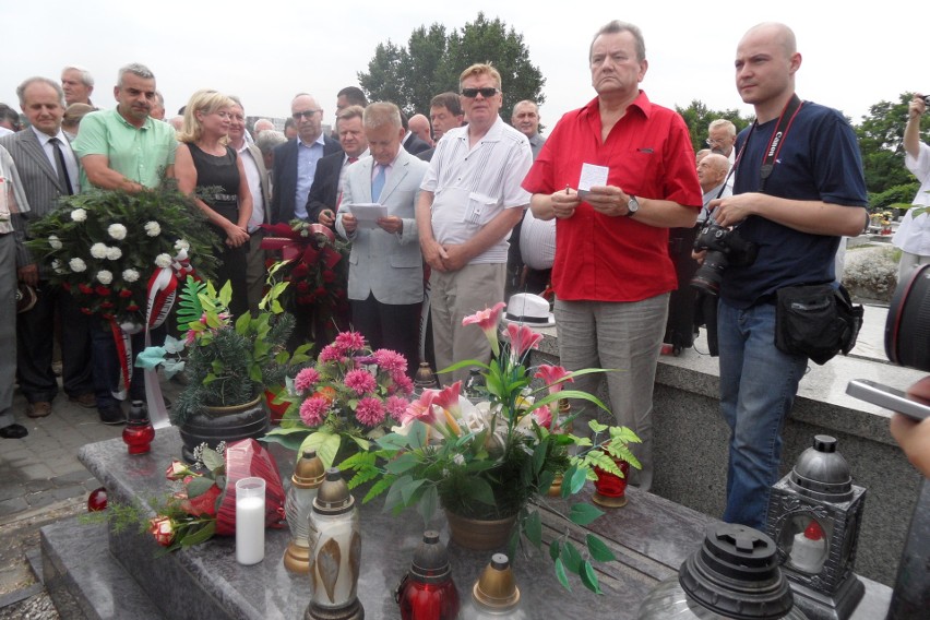 Co rok rocznica śmierci Edwarda Gierka gromadzi na cmentarzu...