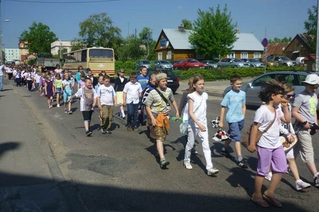 Uczniowie w drodze do kościoła