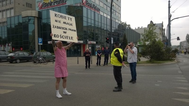 BOŻE CIAŁO 2016. Człowiek Motyl walczy o prawa kobiet [ZDJĘCIA]