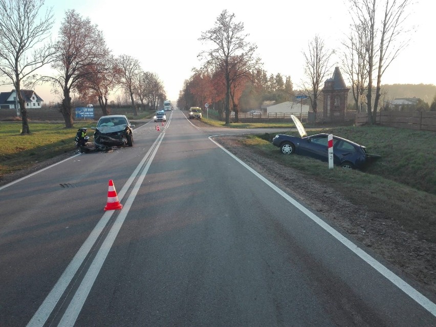 Dobrzyniewo Duże. Wypadek na DK 65. Zderzyły się dwie osobówki. Droga zablokowana [ZDJĘCIA]