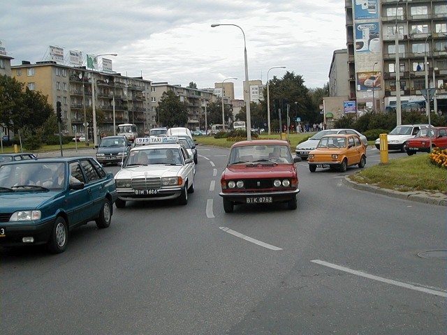Białostockie ulice, samochody i kierowcy 25 lat temu. Tak jeździło się po mieście. Kto miał auto z czarnymi blachami?