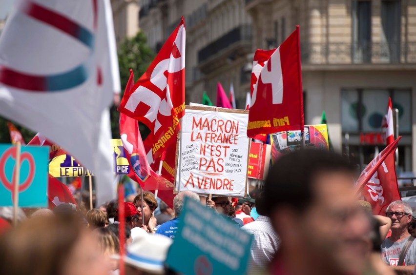 Tysiące ludzi na ulicach Francji. Związki zawodowe, partie lewicowe i stowarzyszenia protestowały przeciwko polityce Emmanuela Macrona