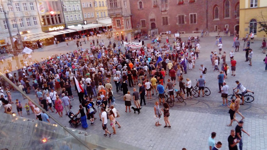 Tak wrocławianie protestowali w obronie sądu [ZDJĘCIA]