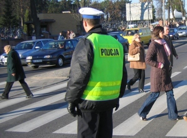 Policja czuwa nad bezpieczeństwem przy cmentarzu prawosławnym