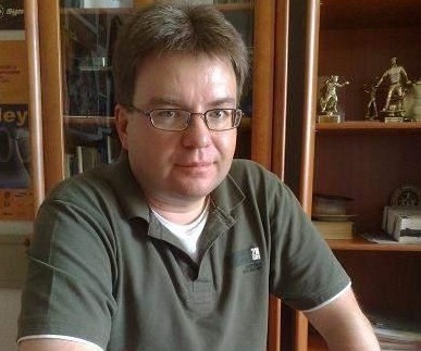 Bartosz Łusiak ma 42 lata. Zielonogórzanin, który na stałe mieszka w Holandii. Nauczyciel historii i wiedzy o społeczeństwie, a prywatnie kibic Falubazu. W minionym roku wydał we współpracy z klubem książkę o Macieju Jaworku.