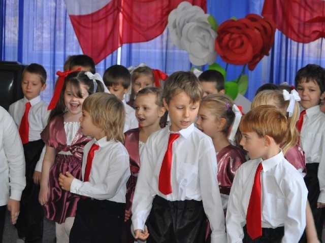 Dzieci z Przedszkola numer 5 w Tarnobrzegu w środę zaprezentowały krótki program artystyczny upamiętniający walkę Polaków o wolny i niepodległy kraj.