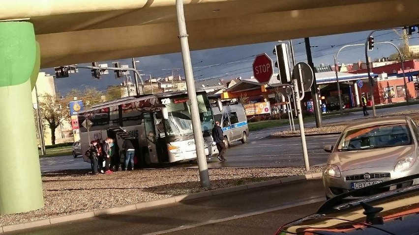 Uwaga wypadek. Zderzenie autobusu z osobówką