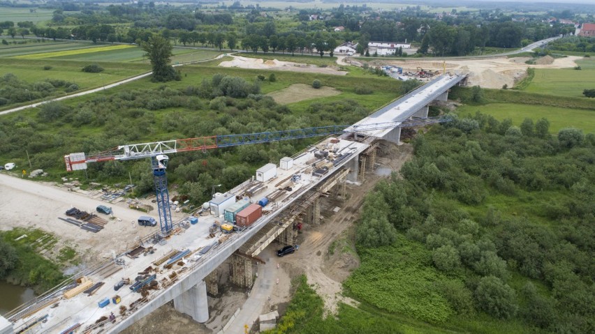 Borusowa. Nowy most połączy Małopolskę i Świętokrzyskie jeszcze w tym roku. Prace wkraczają w decydujący etap [ZDJĘCIA]