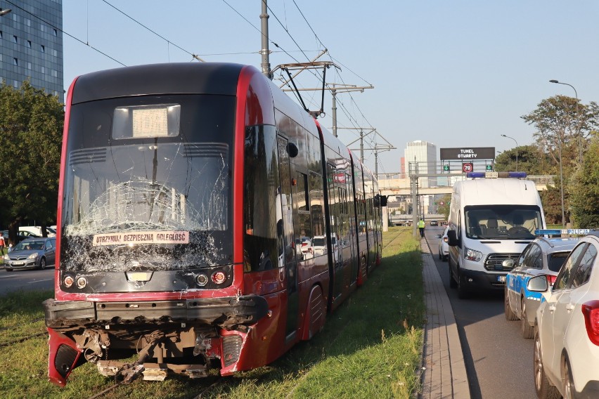 Wypadek tramwajów w Łodzi. Zobacz nagranie z momentu wypadku. Jak doszło do zderzenia tramwajów? 32 osoby zostały poszkodowane 29.08.2022