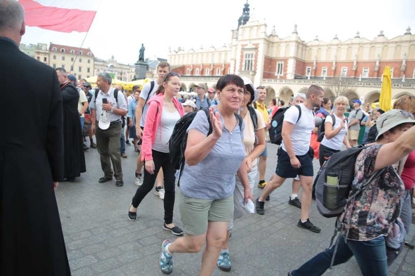 Kraków. Pielgrzymi tłumnie ruszyli na Janą Górę [ZDJĘCIA]