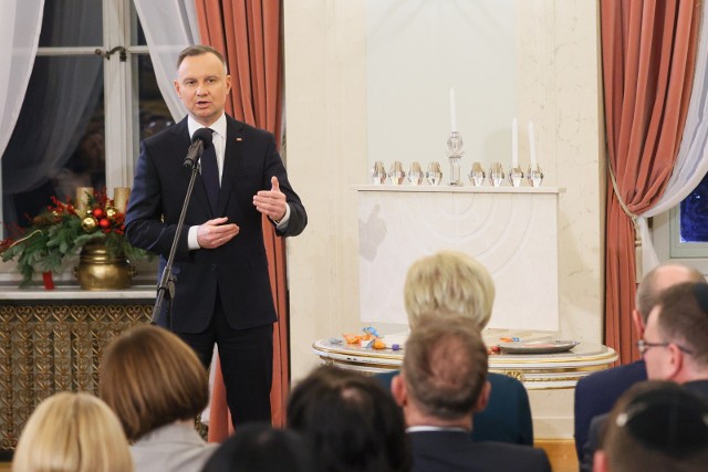 Prezydent Andrzej Duda wraz z Małżonką Agatą Kornhauser-Dudą wzięli w poniedziałek udział w uroczystym zapaleniu świec chanukowych.